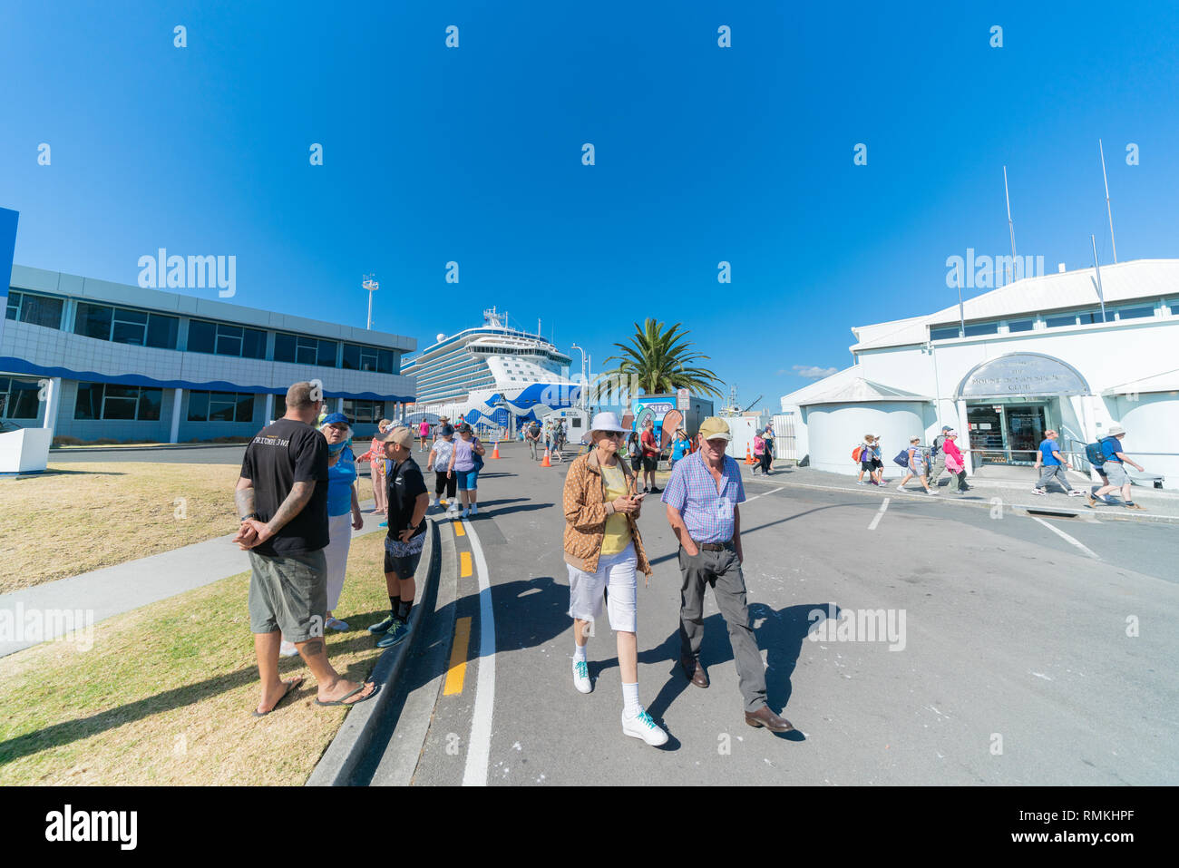 MOUNT MAUNGANUI NEUSEELAND - 10. FEBRUAR 2019: die Passagiere aussteigen in Hafen von Tauranga für Tage besuchen und Besichtigungen. Stockfoto