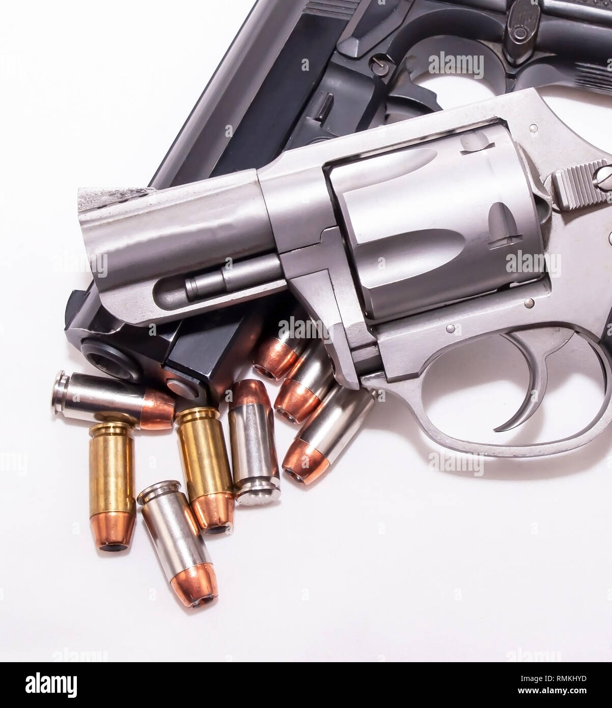 Eine 357 Magnum Revolver auf einem 40 Kaliber Pistole mit acht 40 Kaliber hollow point Kugeln auf weißem Hintergrund Stockfoto
