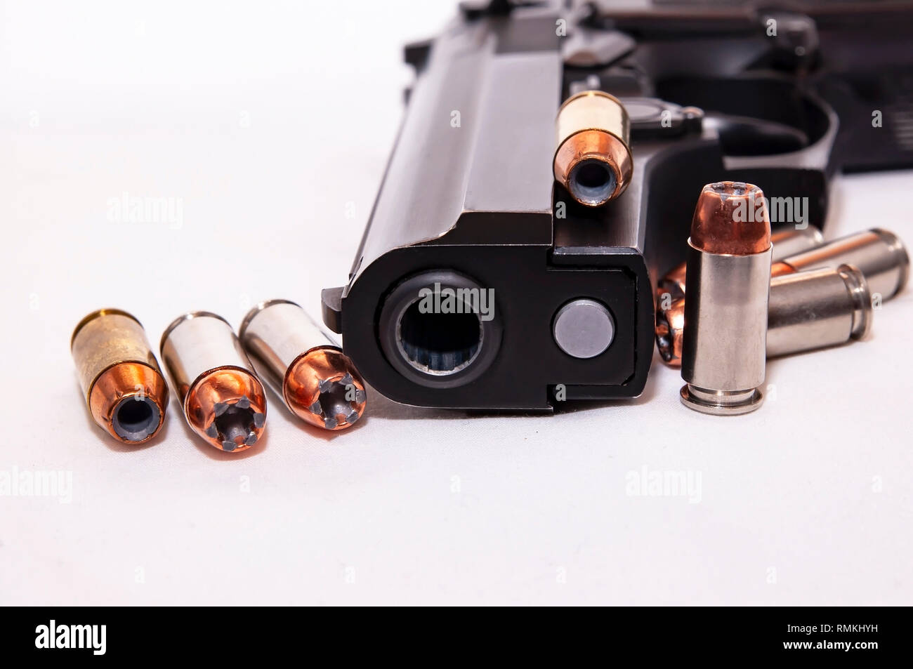 Eine schwarze 40 Kaliber Pistole mit acht 40 Kaliber hollow point Kugeln auf weißem Hintergrund Stockfoto
