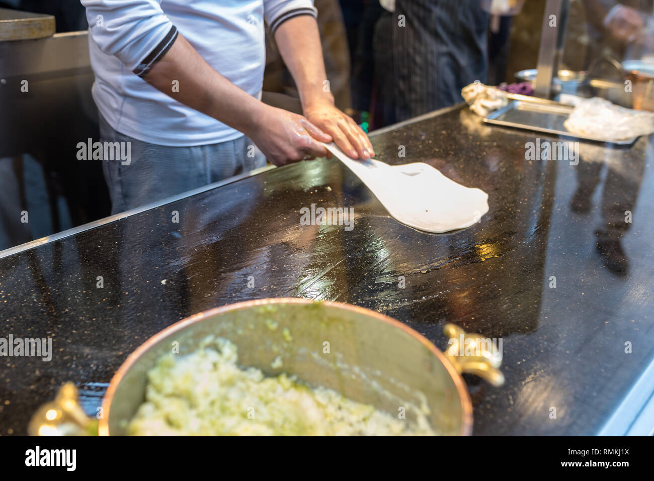 Der Mensch bereitet traditionelle Türkische traditionelle Dessert Katmer, ein beliebtes Essen in der Türkei. Stockfoto