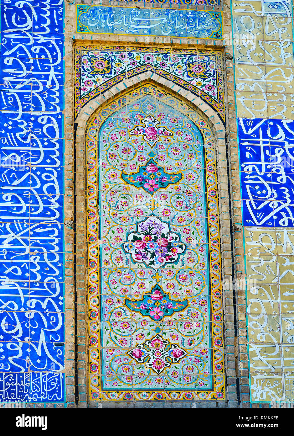 ISFAHAN, IRAN - 21. OKTOBER 2017: Seyed Moschee Wand ist mit Fliesen ornamental Panels mit hellen Blumen geschmückt und durch Quranic Kalligraphie umgeben Stockfoto