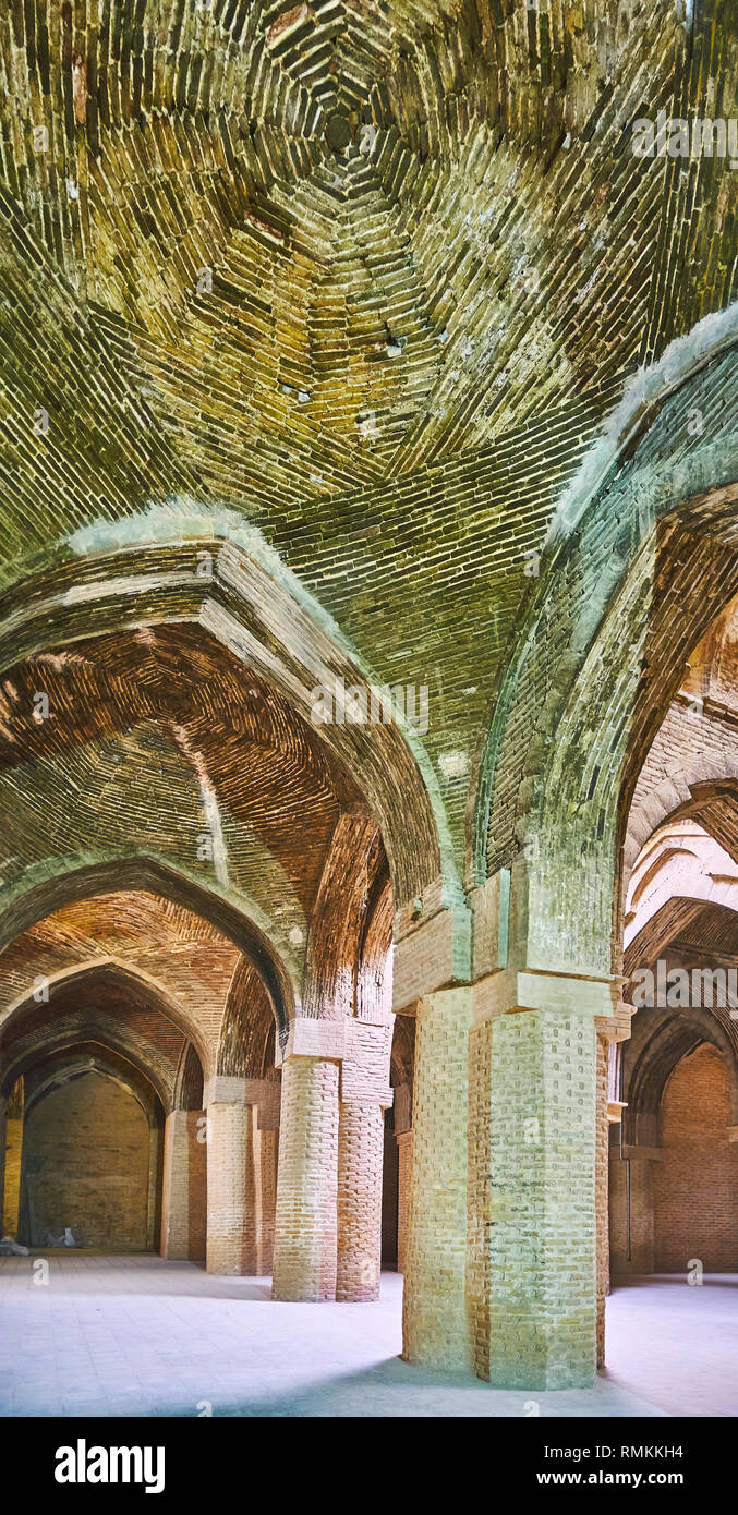 ISFAHAN, IRAN - 21. Oktober 2017: Die unterirdischen Säulenhalle, genannt Shabestan, mit Ziegelgewölbe und riesige Spalten, in historischen Jameh Mosq entfernt Stockfoto