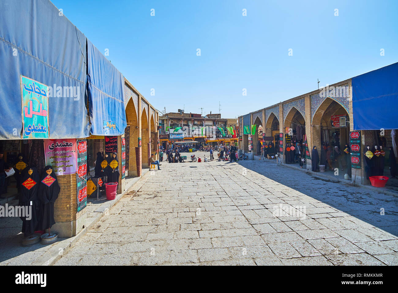 ISFAHAN, IRAN - 21. Oktober 2017: Der breite Gasse von Grand Bazaar, der ebenfalls den Namen Qeysarie oder Soltani, mit vielen Klamottenläden, mit traditionellen Islam Stockfoto