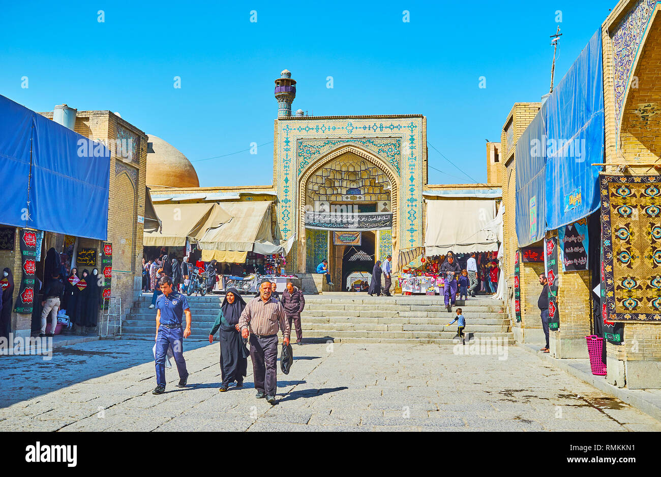 ISFAHAN, IRAN - 21. Oktober 2017: Der Gasse von Grand (Qeysarie, Soltani) Basar mit gewölbten geht auf den Geschäften und malerischen Portal eines der ältesten Stockfoto