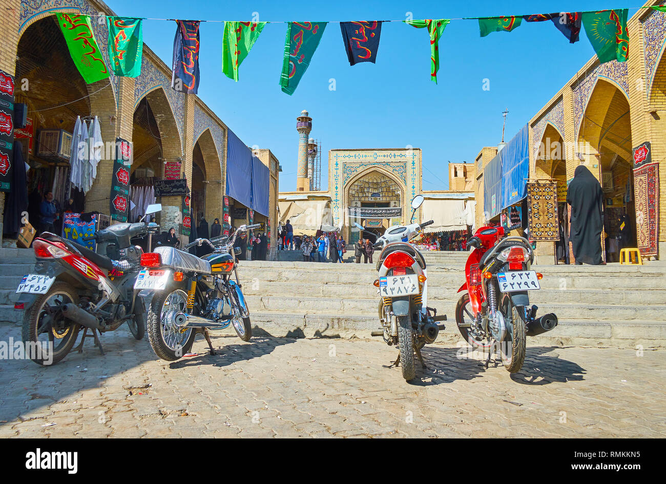 ISFAHAN, IRAN - 21. Oktober 2017: Das Parken der Fahrräder am alten malerischen Gasse von Grand (Qeysarie, Soltani) Basar mit gewölbten Pässe, Kachel Dekore und Stockfoto