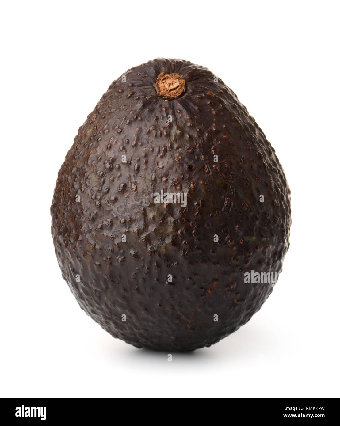 Frische rohe Avocado isoliert auf weißem Stockfoto