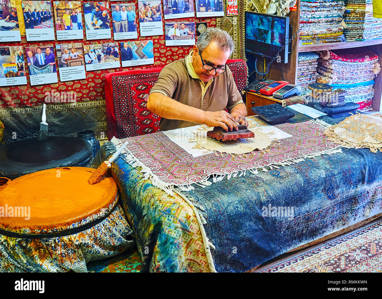 ISFAHAN, IRAN - 21. Oktober 2017: Der Meister der traditionellen handwerklichen Workshop demonstriert die mittelalterliche Kunst des ghalamkar hand Bedrucken von Textilwaren Stockfoto