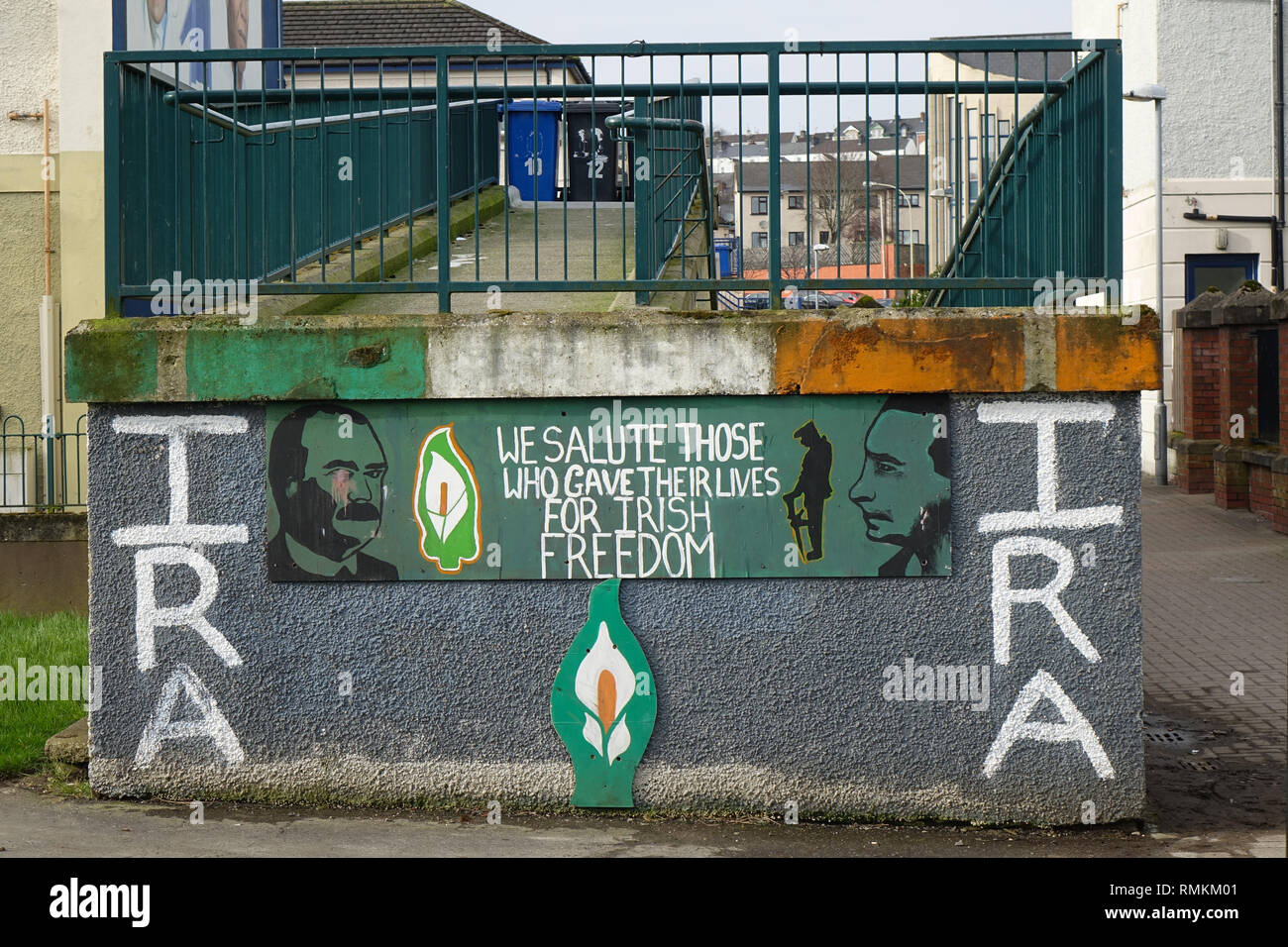 Irish Republican Army (IRA) Zeichen in der Bogside Viertel in Derry. Der Bogside mehrheitlich katholischen/irisch-republikanischen Gebiet. Stockfoto