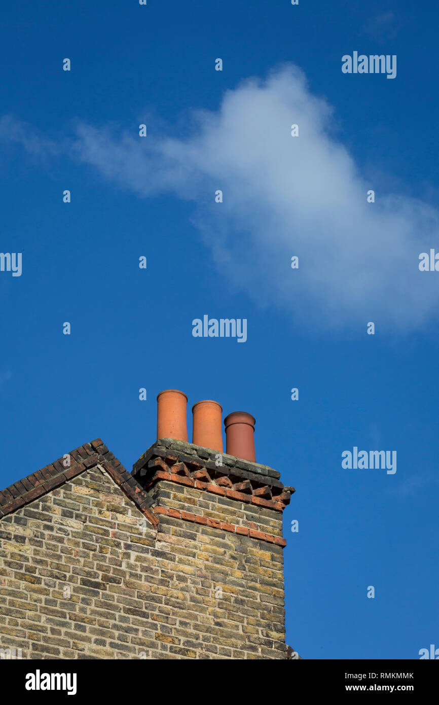 Viktorianischen Kamin Töpfe und blauen Himmel über London in Herne Hill, am 10. Februar 2019 in London, England. Stockfoto