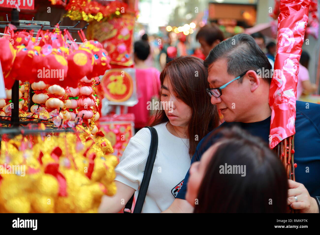 Chinesische Paar an einer Straße Markt in Smith Street in Singapur Stockfoto