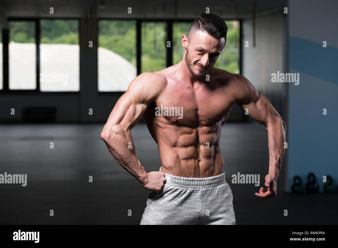 Portrait eines jungen Fit körperlich Mann zeigen, dass seine gut ...