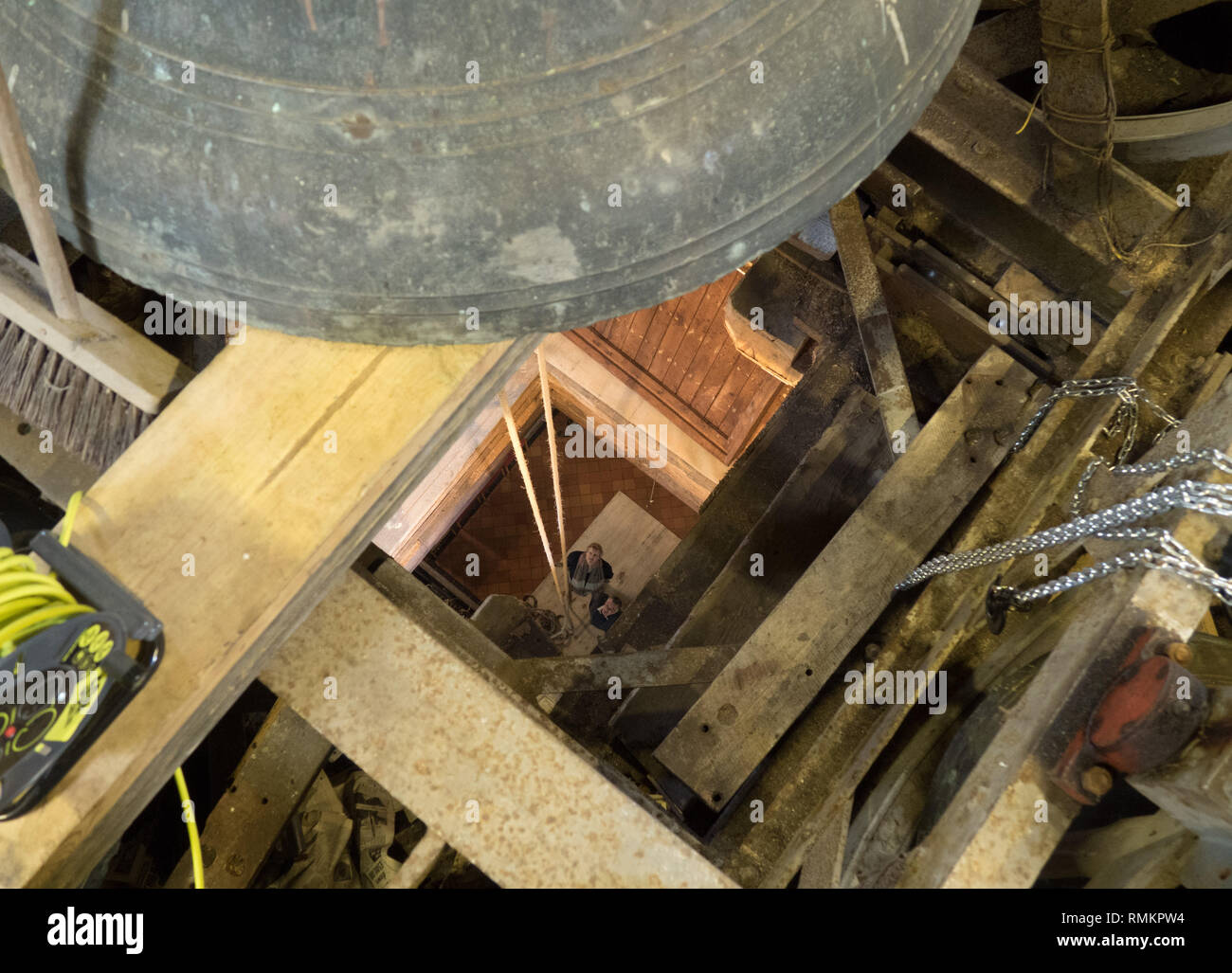 Das Münster Kirche St. Denys, Warminster - Die 1,25 Tonnen tenor Bell bereit auf den Boden abgesenkt werden Stockfoto