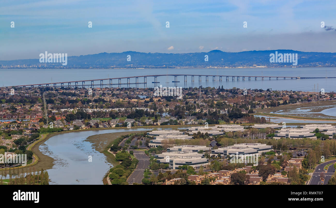 Luftaufnahme von einem Flugzeug der San Mateo Hayward Brücke über die San Francisco Bay und Foster City in San Mateo County, Kalifornien Stockfoto