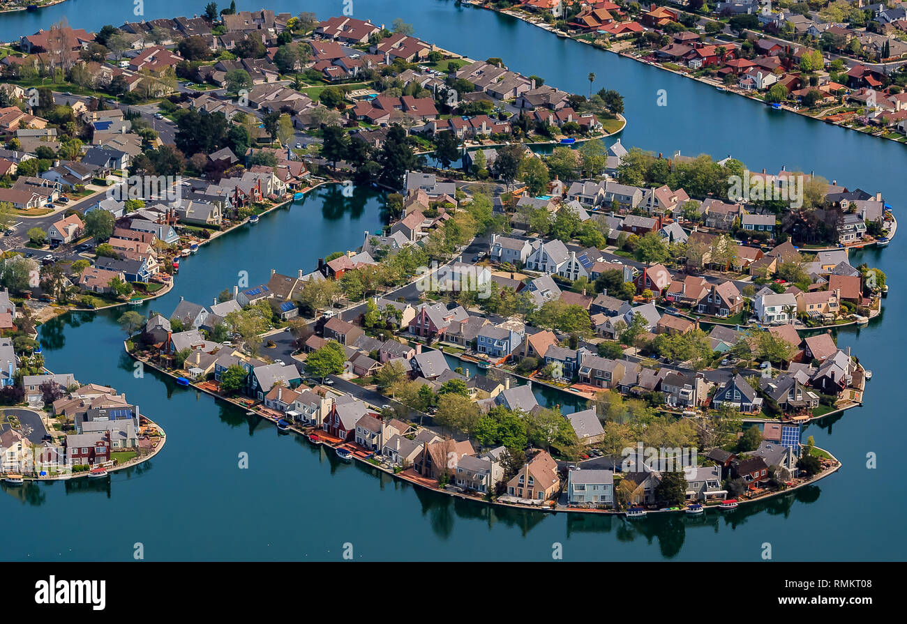 Luftaufnahme der Reihenhäuser in der Stadt Abschnitt Foster zur zentralen See Kanäle durch die San Francisco Bucht in San Mateo County, Kalifornien Stockfoto