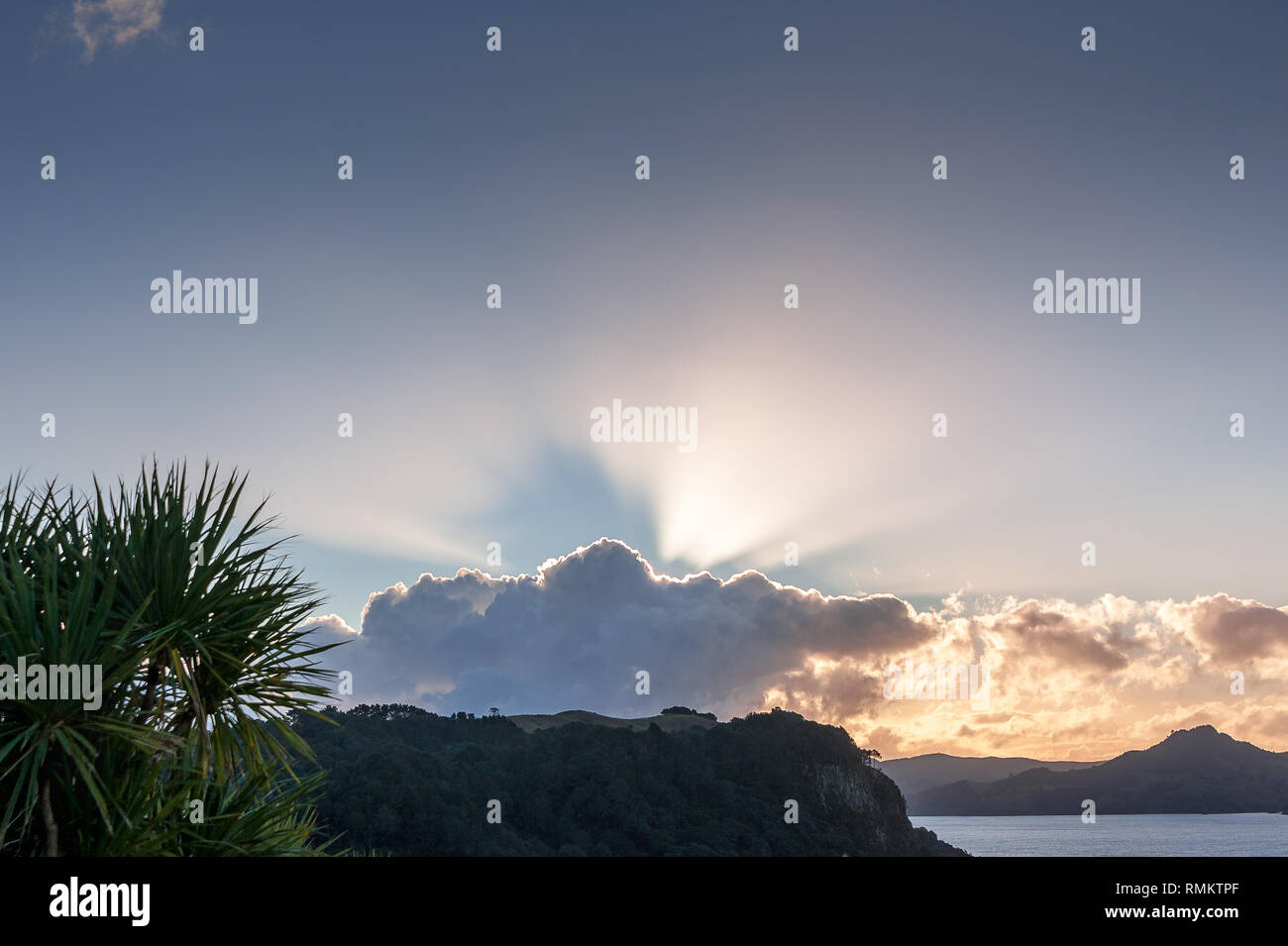 Schönen Sonnenuntergang über Mercury Bay entlang der Küste von Coromandel, Neuseeland Stockfoto