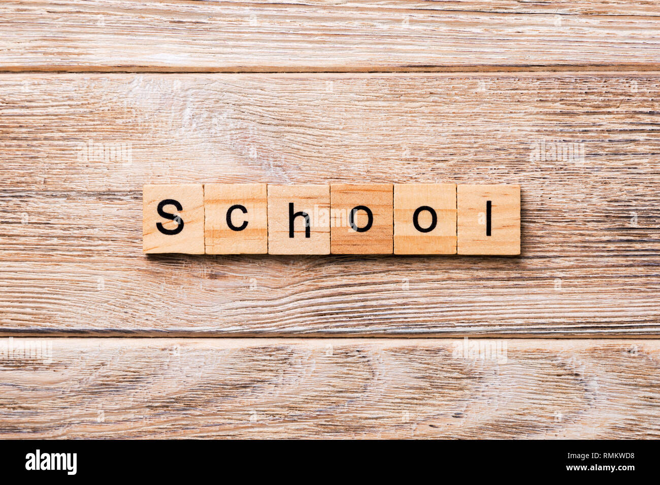 Schule Wort auf Holz Block geschrieben. Schule text auf Holz- Tabelle für Ihr Design, Konzept. Stockfoto