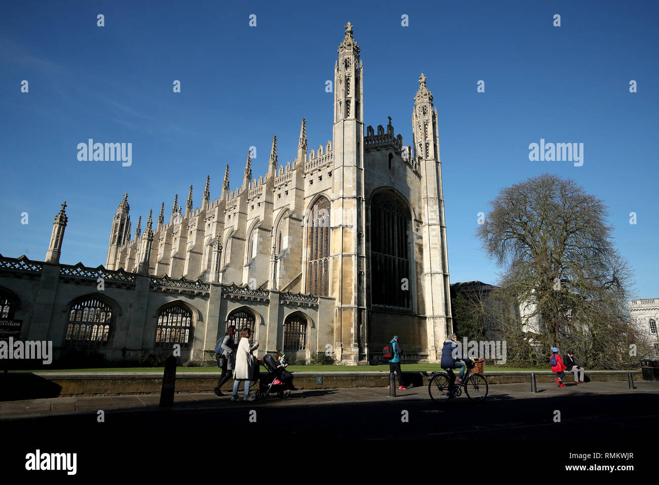 Leihfahrräder sind Geländer außerhalb St Johns College an der Universität Cambridge in der Stadt gesperrt. Stockfoto