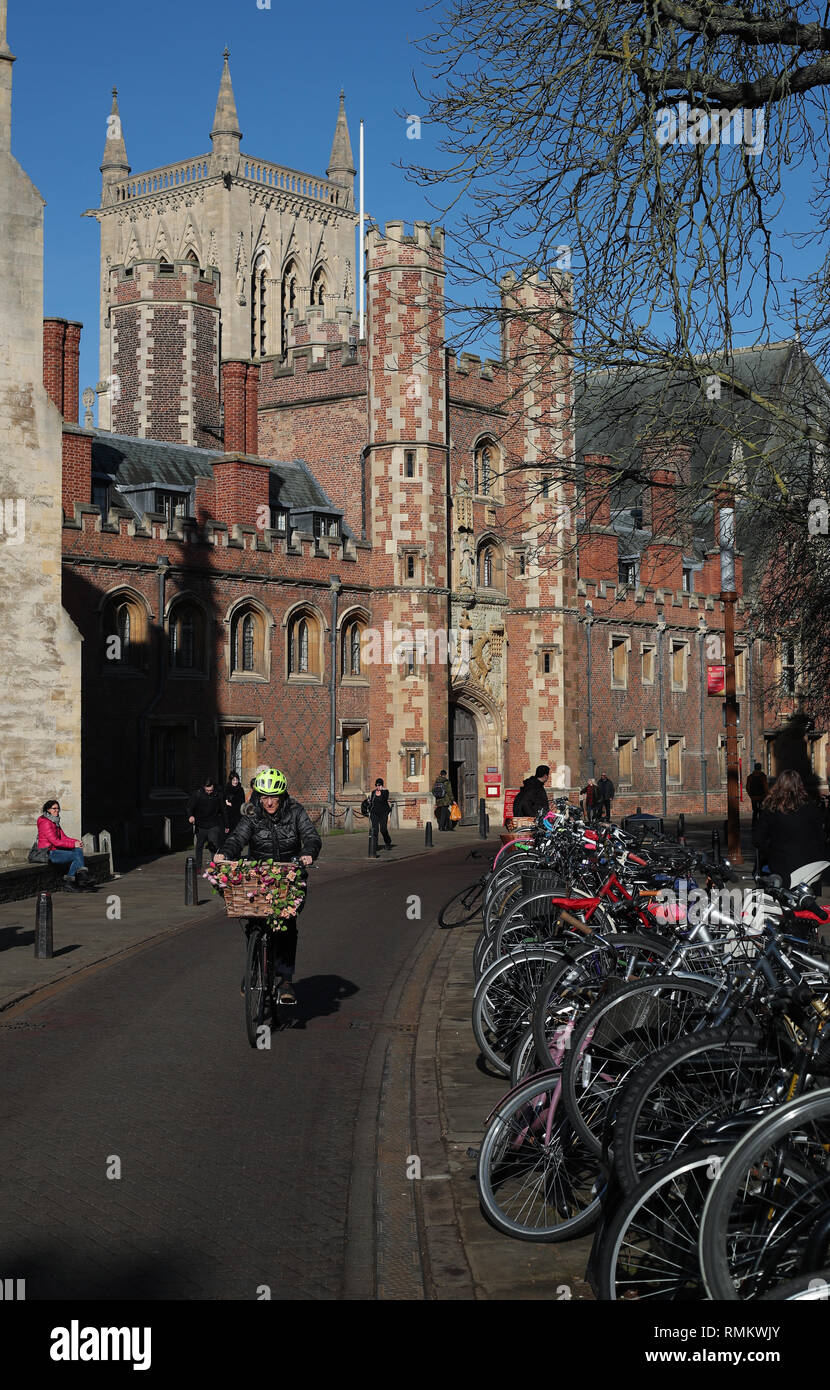 Eine Frau, die Zyklen der Vergangenheit der Universität Cambridge das St John's College in Cambridge. Stockfoto