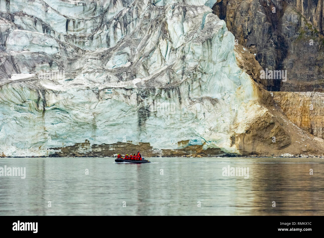 Abenteuer Kreuzfahrtpassagiere auf einem Gummi Sternzeichen schmuddelig Tour ein Eisberg in Spitzbergen, Norwegen im Juni Stockfoto