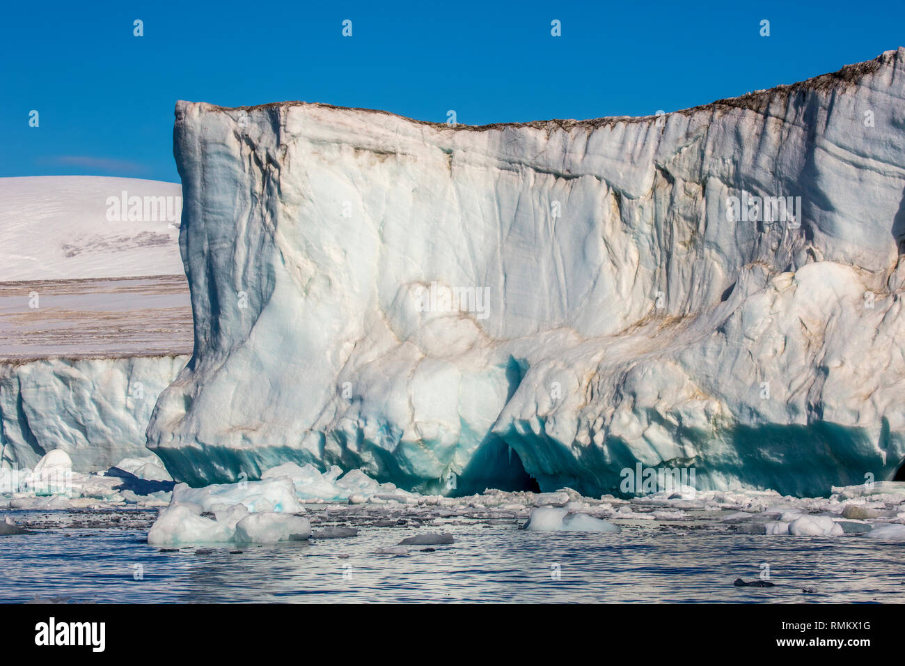 Schmelzenden Eisbergs Eisscholle im Vordergrund, Schwimmen im Meer, Antarktis Stockfoto