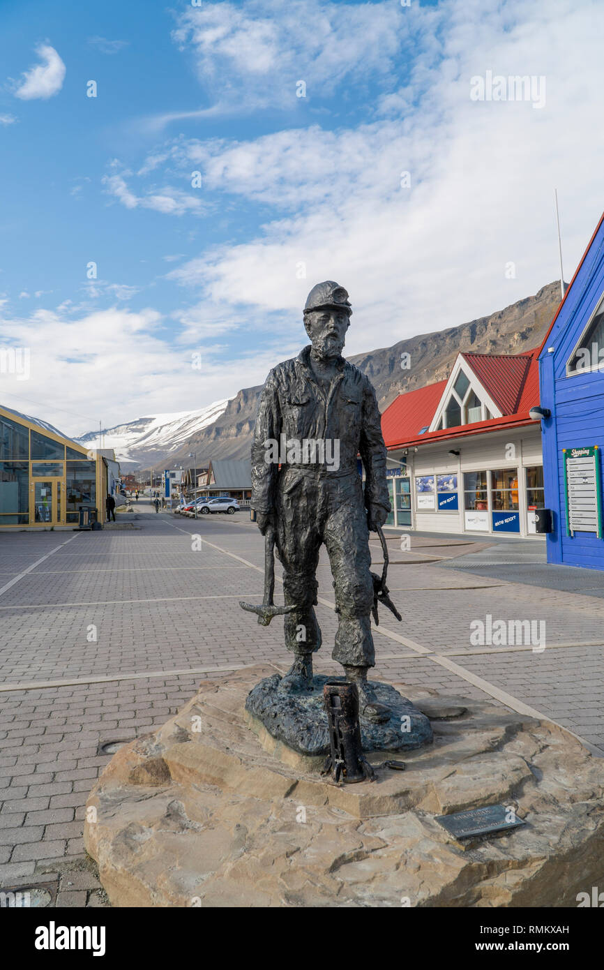 Coal miner Statue durch Tore Björn Skjølsvik im Jahr 1999 erstellt. Es ist die Bergmann bezeichnet und wird in Longyearbyen, Svalbard, Norwegen. Stockfoto