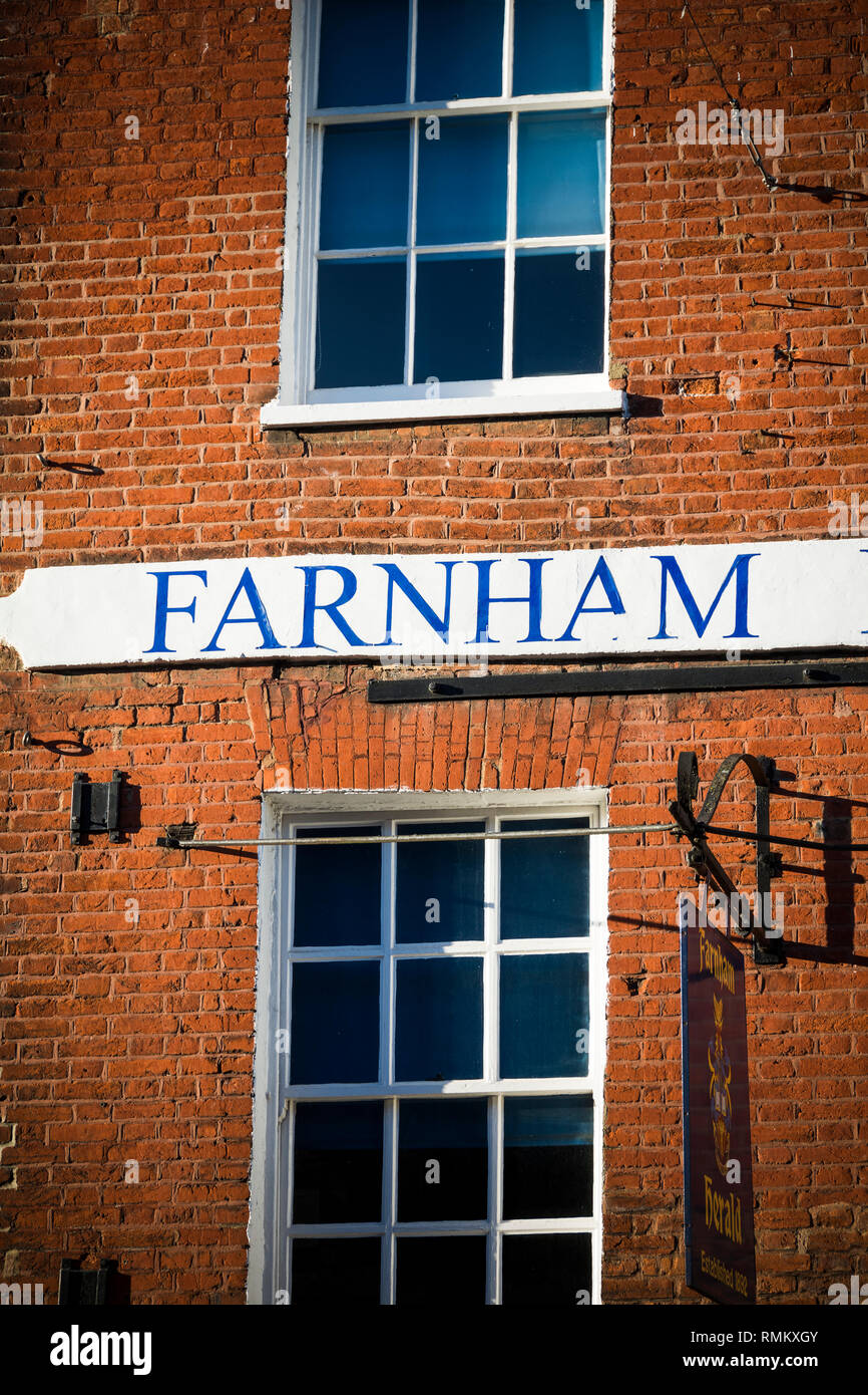 Farnham Zeichen auf typisch edwardianisches Gebäude in Surrey Stockfoto