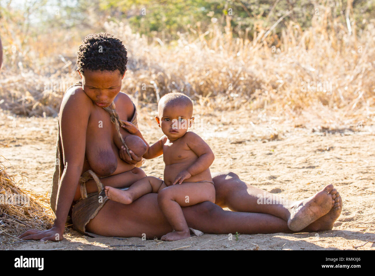 Buschmann, Kalahari Wüste, Namibia. Die Buschmänner sind Ureinwohner des südlichen Afrikas, die mehrere Bereiche von Südafrika, Zimbabwe, Lesotho, Mosambik Stockfoto