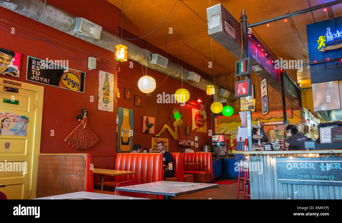 Houston, Texas, Vereinigte Staaten von Amerika - 27. Dezember 2016. Innenansicht der Tacos A Go Go tex-mex Restaurant in Houston, mit Menschen und Möbel. Stockfoto