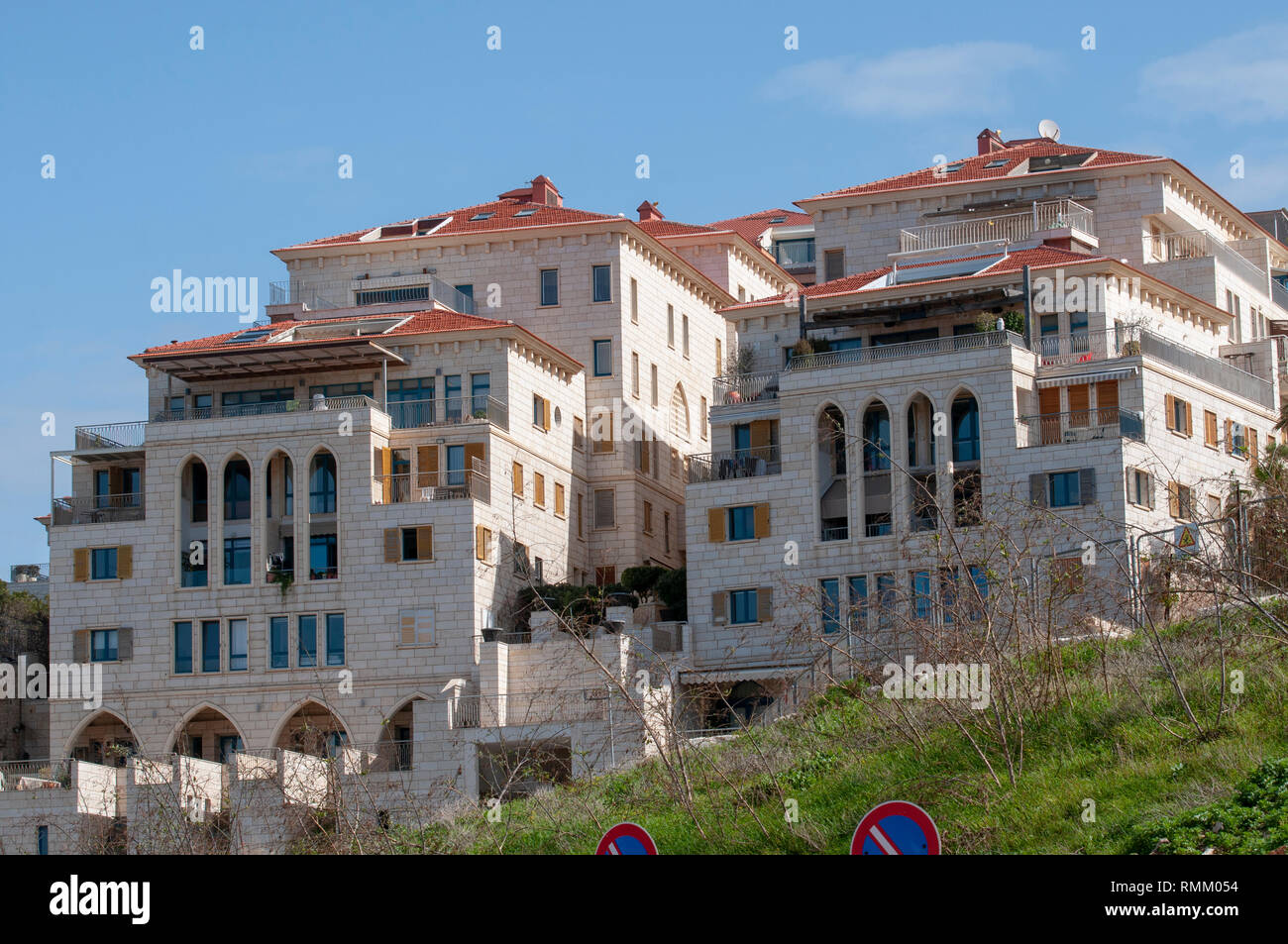 Modernes Gehäuse Projekt mit Blick auf den Hafen von Jaffa, Israel Stockfoto