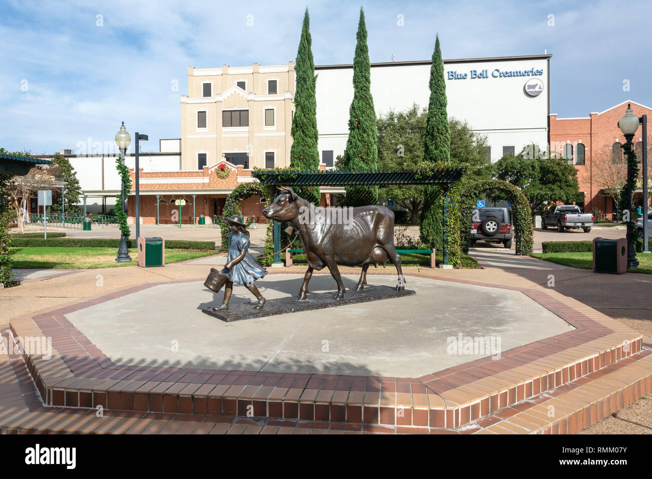 Brenham, Texas, Vereinigte Staaten von Amerika - 27. Dezember 2016. Außenansicht des Blue Bell Molkereien Fabrik in Brenham, TX, mit Denkmal depictin Stockfoto