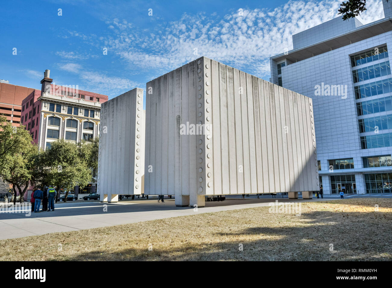 Dallas, Texas, Vereinigte Staaten von Amerika - 31. Dezember 2016. Kennedy Memorial in Dallas, TX, mit Menschen und die umliegenden Gebäude. Stockfoto