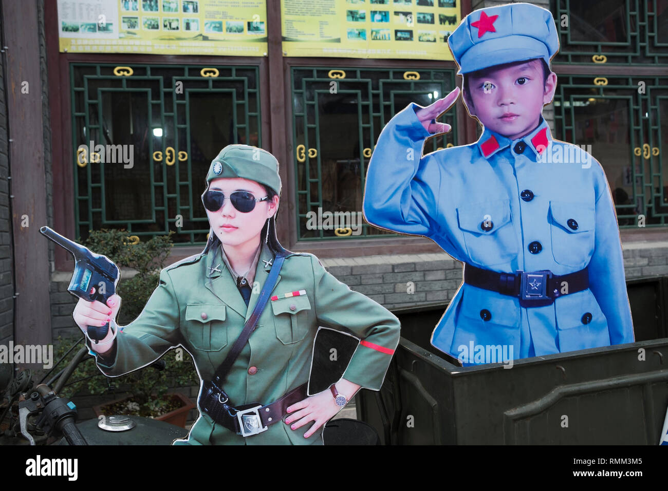 Ein Plakat mit einem Kuomintang weibliche Beamte und ein kindersoldat der CCP Rote Armee in Xiangshan Filmstudio in Xiangshan, Zhejiang, China. Stockfoto