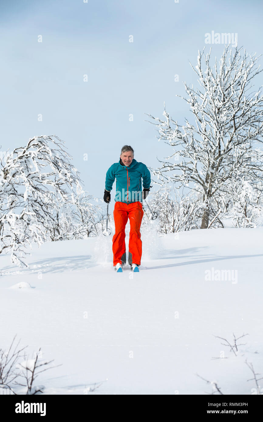 Mann, Skifahren Stockfoto