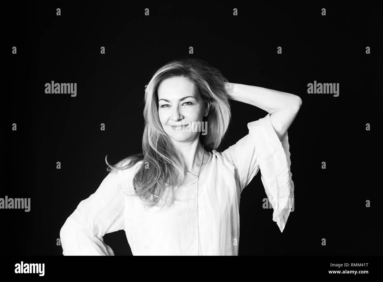 In der Nähe von Studio Portrait einer schönen Frau im weißen Kleid auf schwarzem Hintergrund Stockfoto