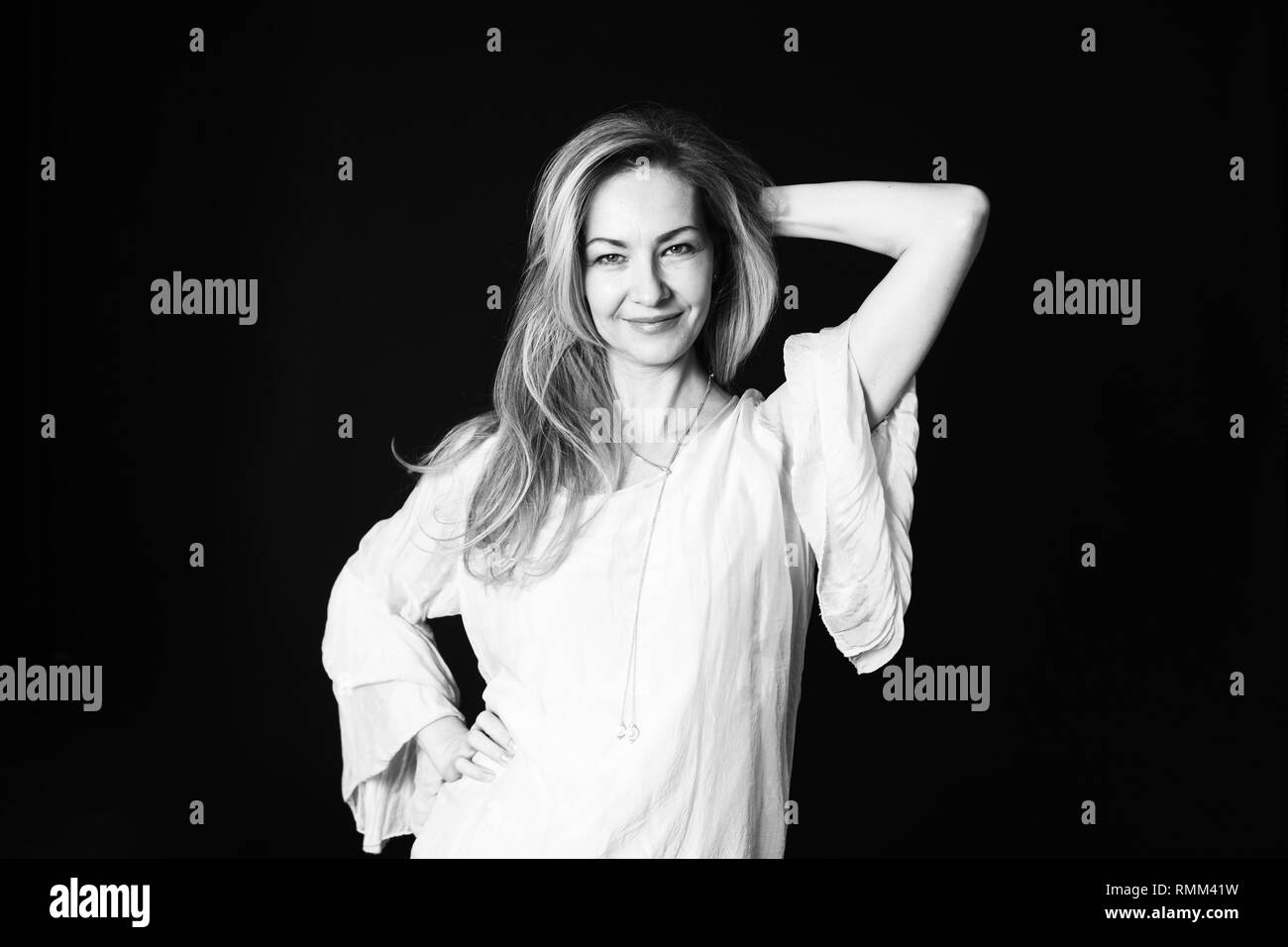 In der Nähe von Studio Portrait einer schönen Frau im weißen Kleid auf schwarzem Hintergrund Stockfoto