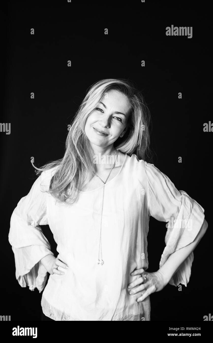 In der Nähe von Studio Portrait einer schönen Frau im weißen Kleid auf schwarzem Hintergrund Stockfoto