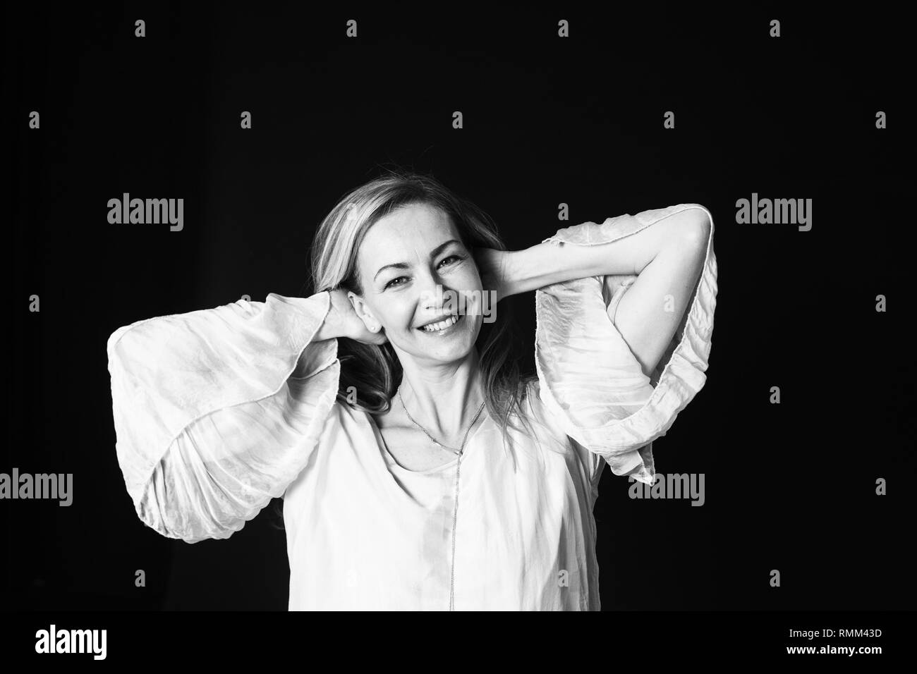 In der Nähe von Studio Portrait einer schönen Frau im weißen Kleid auf schwarzem Hintergrund Stockfoto