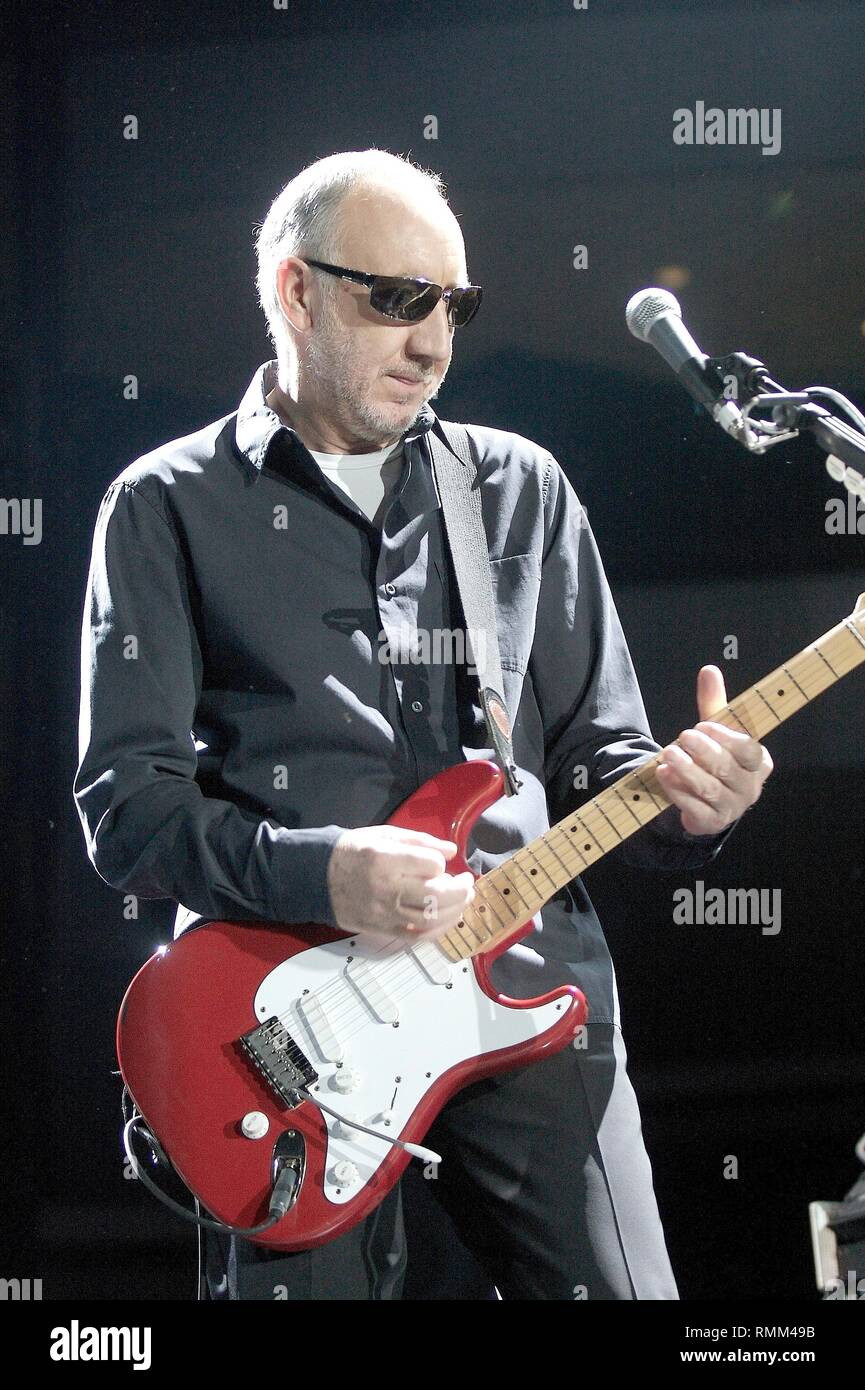 Sänger, Songwriter und Gitarrist Pete Townsend der Rock Band Die, die gezeigt wird, ist auf der Bühne während einer "live"-Konzert aussehen. Stockfoto