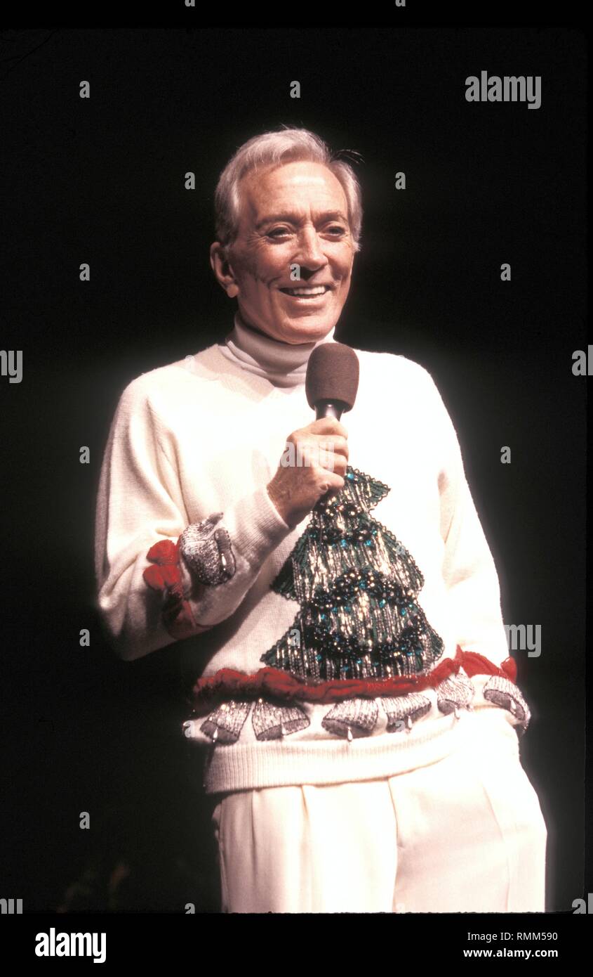 Legendäre pop Sänger Andy Williams, der 18 Gold- und drei Platin-zertifizierte Alben aufgenommen, dargestellt auf der Bühne bei einem Weihnachtskonzert aussehen. Stockfoto