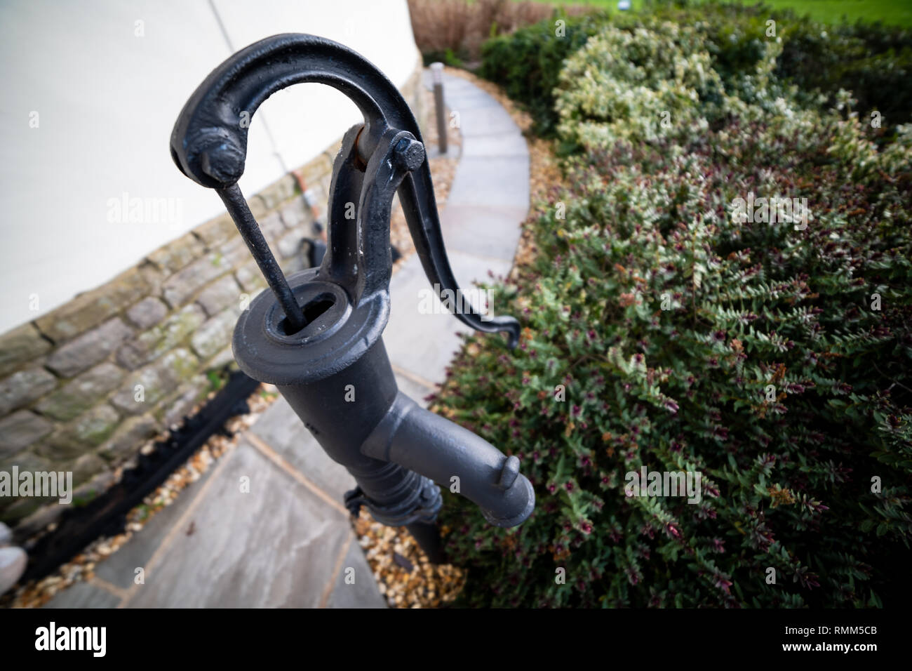 Hand Wasserpumpe - retro style (alte Wasserpumpe) in einem Waliser Haus  Garten Stockfotografie - Alamy