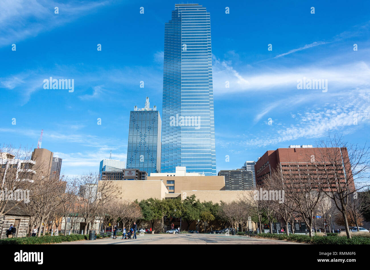 Dallas, Texas, Vereinigte Staaten von Amerika - 31. Dezember 2016. Blick auf die Straße in der Innenstadt von Dallas, TX, mit Bank of America Plaza skyscarper, kommerziellen und Stockfoto