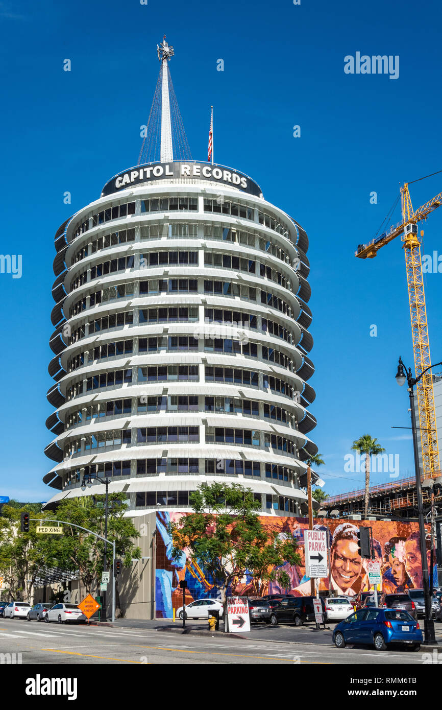 Los Angeles, Kalifornien, Vereinigte Staaten von Amerika - 8. Januar 2017. Außenansicht von Capitol Records Tower in Los Angeles, mit Autos. Stockfoto