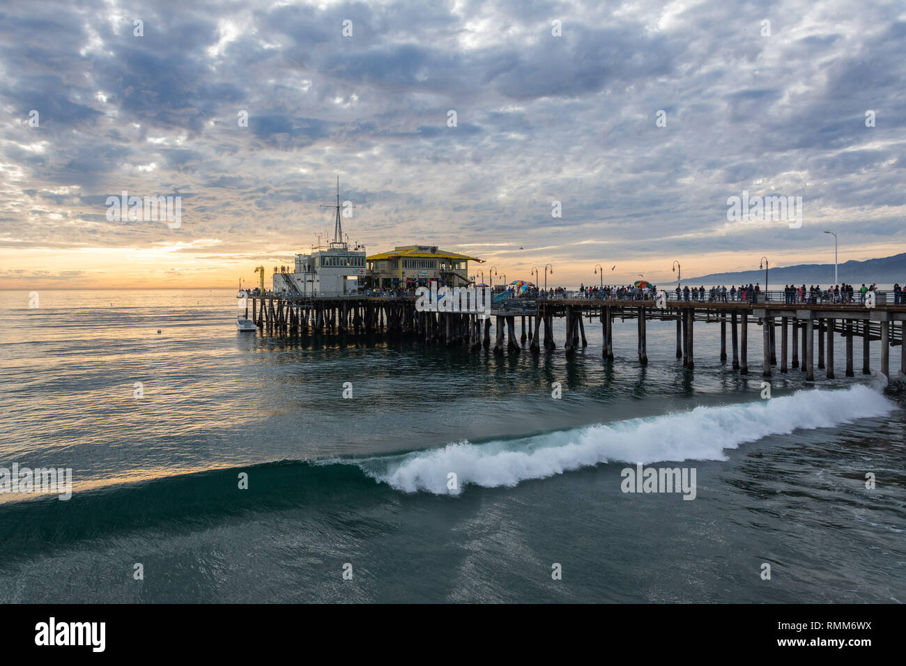 Santa Monica, Kalifornien, Vereinigte Staaten von Amerika - 8. Januar 2017. Santa Monica Pier auf der Venice Beach in Santa Monica, mit Menschen und Commercia Stockfoto