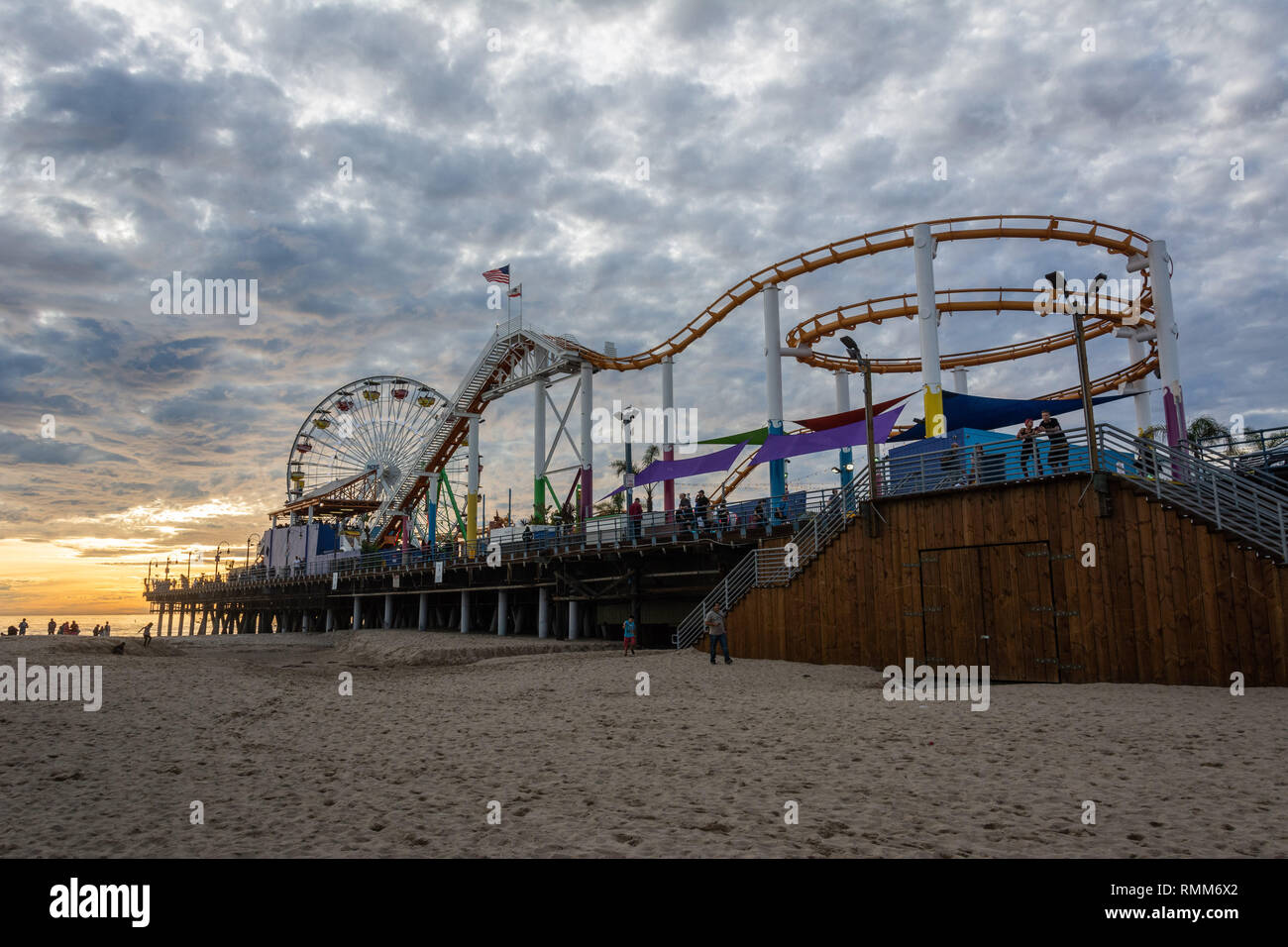 Santa Monica, Kalifornien, Vereinigte Staaten von Amerika - 8. Januar 2017. Außenansicht des Pacific Park am Santa Monica Pier von Santa Monica, mit peo Stockfoto
