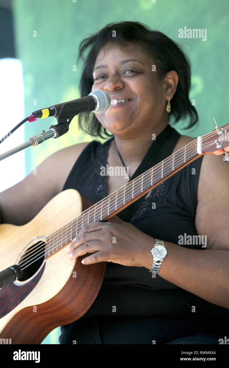 Sänger, Songwriter und Gitarrist Thomasina Winslow ist dargestellt auf der Bühne während einer "live"-Konzert aussehen. Stockfoto