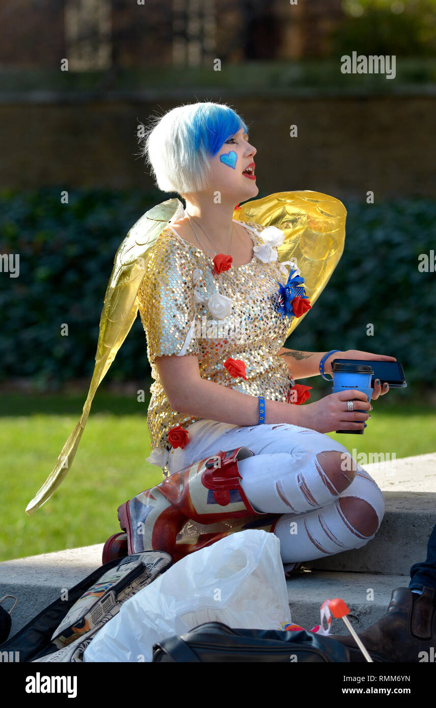 Madeleina Kay-EU-Supergirl und Junge Europäerin des Jahres 2018 - zu einem Valentines Tag anti-Brexit Demonstration außerhalb des Parlaments, 14. Februar 2019 Stockfoto