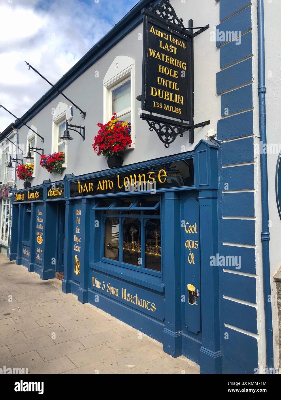 Adare, Irland - 13 Juli, 2018: Typische Straße in Adare. Adare ist ein kleines Dorf in der Grafschaft Limerick, Irland, architektonischen Formen gehören die strohgedeckten Stockfoto