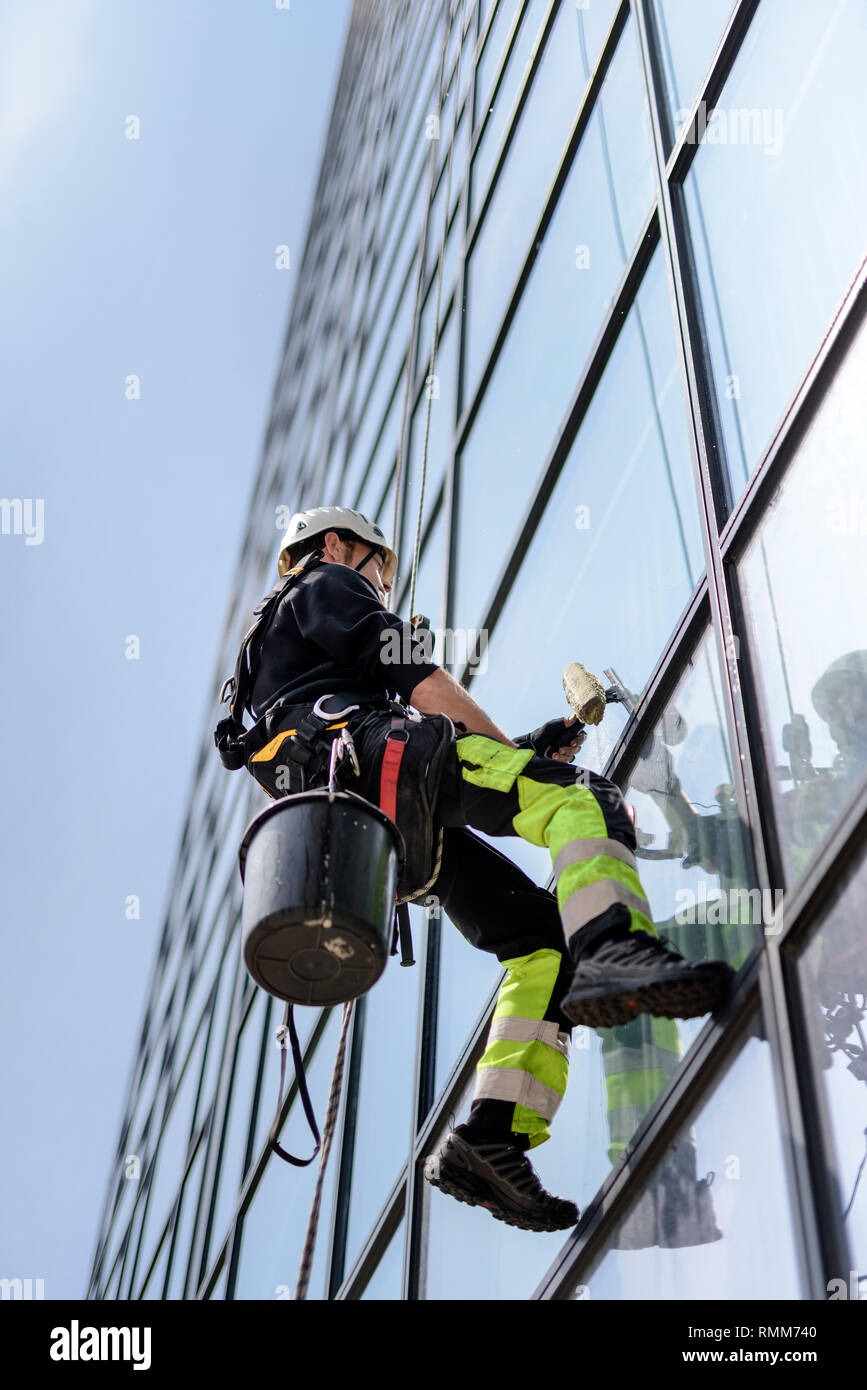 Hochhaus fensterputzer -Fotos und -Bildmaterial in hoher Auflösung – Alamy