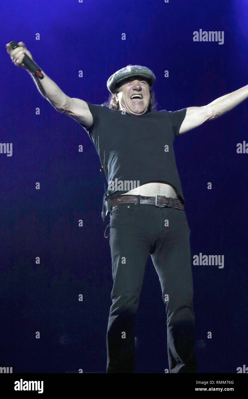 Sänger Brian Johnson ist dargestellt auf der Bühne während eines Live Konzert Auftritt mit AC-DC. Stockfoto