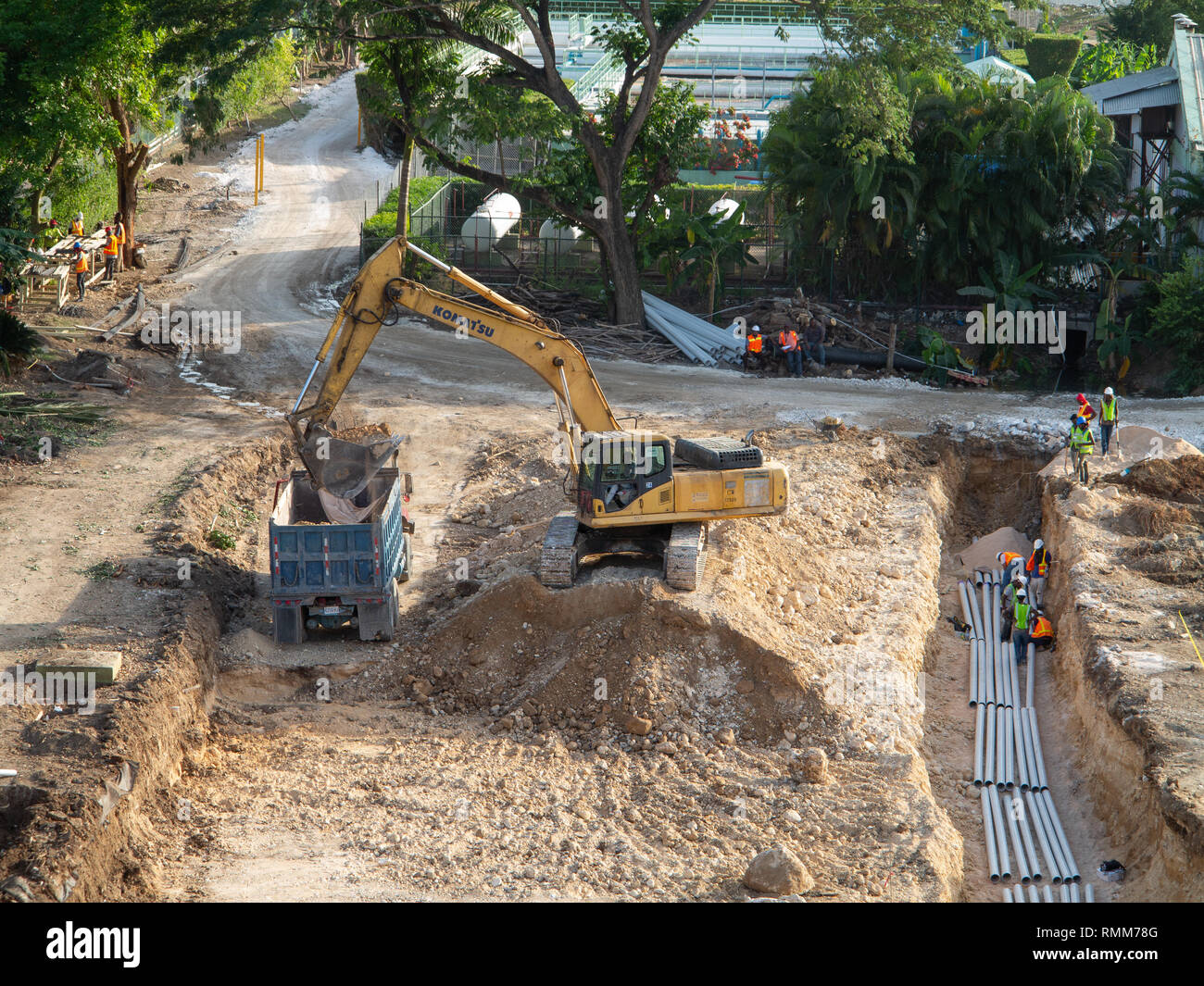 Ocho Rios, Jamaika - 25 Januar 2019: Bau unterwegs für Grundlagen der hotel Entwicklung mit großen earthmover Stockfoto